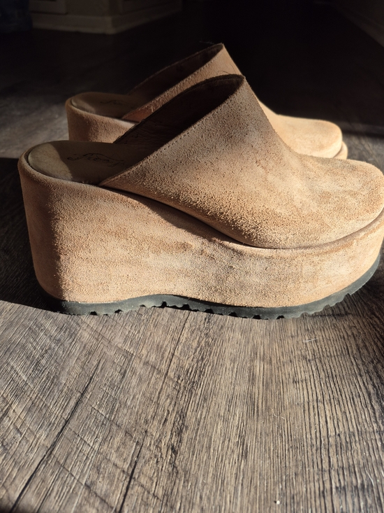 Free People Shoes - 💕Free People Suede Platform Mule in Tan Suede Size 7.5💕